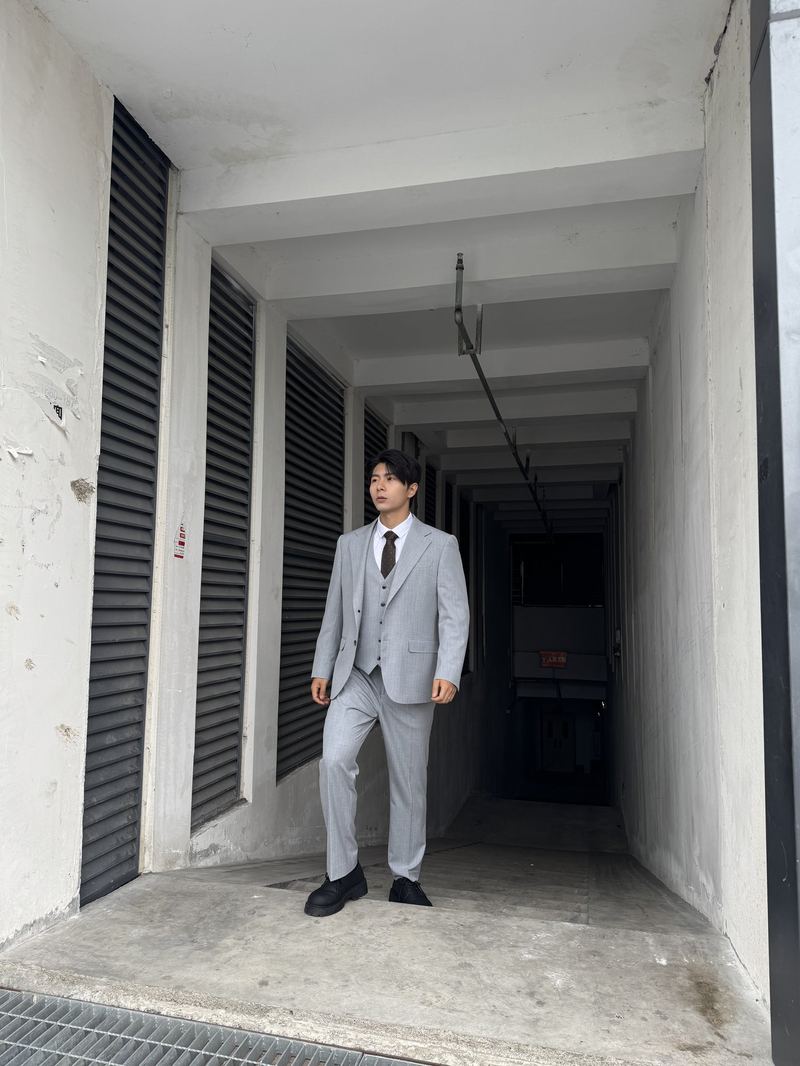 浅灰色伴郎西装套装